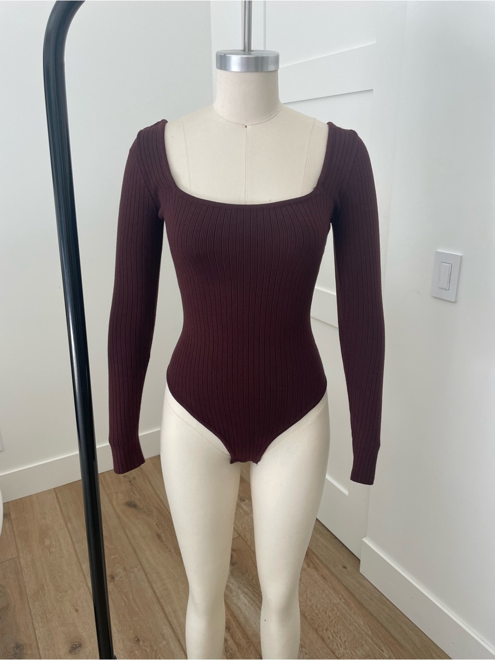 Square-Neck Ribbed Long-Sleeve Bodysuit in Deep Burgundy